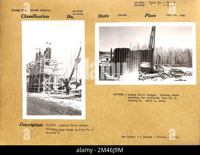 Pont de la rivière Muskwa. Légende originale : 43-2664 Muskwa River Bridge. Construction de formes courbées sur le quai no 1 Section E;43-2665 Pont de la rivière Muskwa. Placer une feuille d'acier pour l'embarcadère no 3 de cercueil. Section E. État: Alaska. Lieu: Fort St. Jean. Banque D'Images