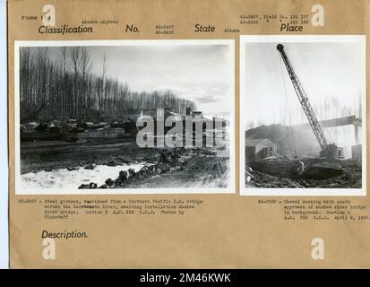 Pont de la rivière Muska. Légende originale: 43-3487: Poutres en acier, récupérées d'un pont R.R. du Pacifique Sud traversant la rivière Sacramento, en attente d'installation Pont de la rivière Muskwa. Légende originale: 43-3488: Pelle travaillant avec l'approche sud du pont de la rivière Muskwa en arrière-plan. SECTION E A.M. 253 N.S.J. Photos de Pinkstaff, 9 avril 1943. État: Alaska. Banque D'Images