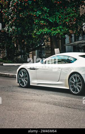 Kiev, Ukraine - 2 septembre 2017: Aston Martin DBS, voiture britannique blanche dans la ville Banque D'Images