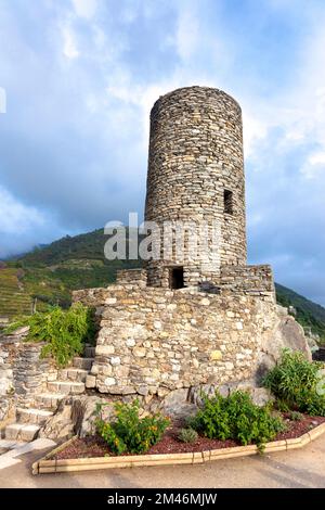 Château des Doria est perché sur la colline surplombant la ville de Vernazza, Italie Banque D'Images