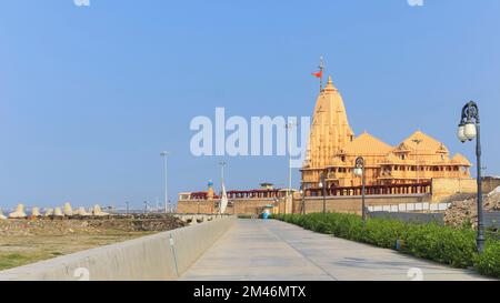 Vue sur le temple de Somnath depuis la plage, Somnath, Gujarat, Inde. La plupart des sites sacrés de pèlerinage pour les Hindous et est considéré comme le premier parmi les douze Banque D'Images