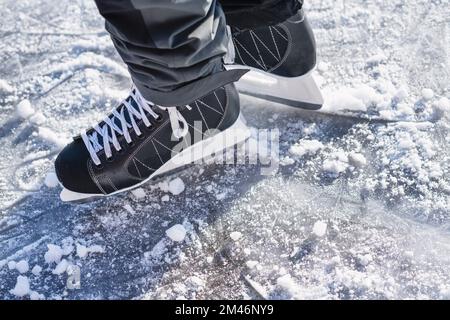 Gros plan des pieds dans les patins à glace Banque D'Images