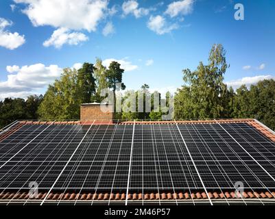 Des panneaux solaires sur toit de maison Banque D'Images