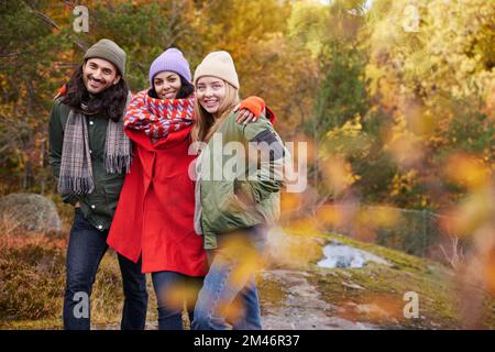 Amis souriants regardant l'appareil photo Banque D'Images