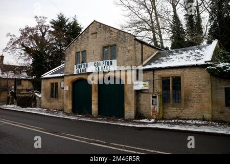 Compton garage en hiver, long Compton, Warwickshire, Angleterre, Royaume-Uni Banque D'Images