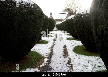 Sentier menant à l'église Saint-Pierre et Saint-Paul en hiver, long Compton, Warwickshire, Angleterre, Royaume-Uni Banque D'Images