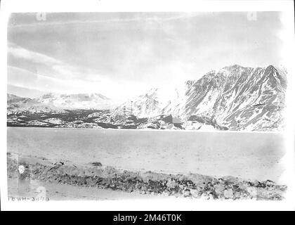 L'embouchure de la rivière Slims dans le lac Kluane. Légende originale : l'embouchure de la rivière Slims dans le lac Kluane. Le pont de la rivière Slims se traversera au centre exact du panorama. État: Alaska. Banque D'Images