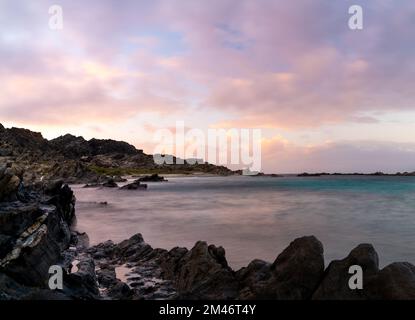 Paysage marin au coucher du soleil avec rochers et récif à Capo Falcone en Sardaigne Banque D'Images