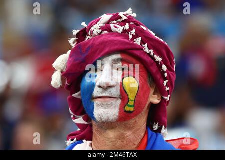 Lusail City, Qatar. 18th décembre 2022. Un fan de France regarde la finale de la coupe du monde de la FIFA 2022 au stade Lusail à Lusail City, Qatar, sur 18 décembre 2022. Photo de Chris Brunskill/UPI crédit: UPI/Alay Live News Banque D'Images