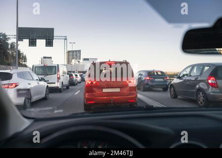 Les voitures sont coincées dans un embouteillage sur l'autoroute Banque D'Images