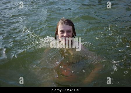 Teenage boy natation dans l'eau Banque D'Images