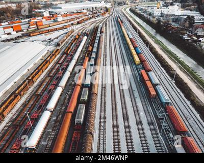 Vue aérienne des lignes de chemin de fer avec des trains de marchandises garés sur les lignes Banque D'Images