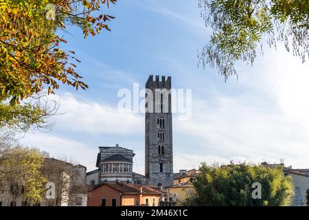 Lucca, Italie - 30 novembre 2022 : centre-ville de Lucca en Toscane, entouré d'un feuillage d'automne avec vue sur la basilique San Frediano Banque D'Images