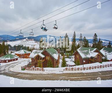 Station d'hiver avec pistes de ski et de snowboard avec maisons et remontées mécaniques Banque D'Images