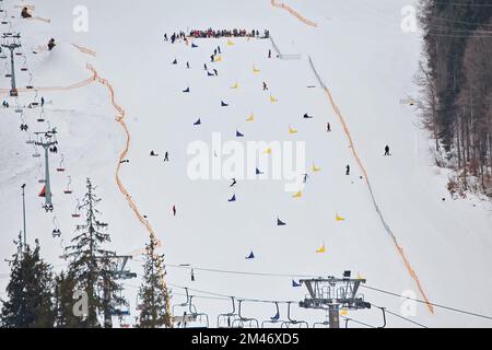 Station d'hiver avec pistes de ski et de snowboard avec maisons et remontées mécaniques Banque D'Images