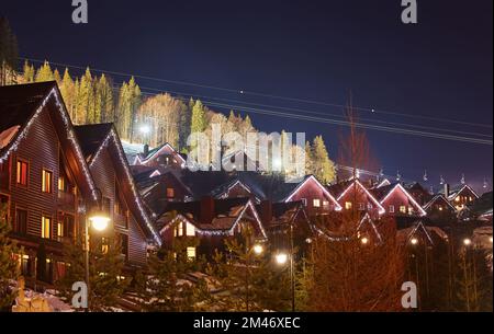 Station d'hiver avec pistes de ski et de snowboard avec maisons et remontées mécaniques Banque D'Images