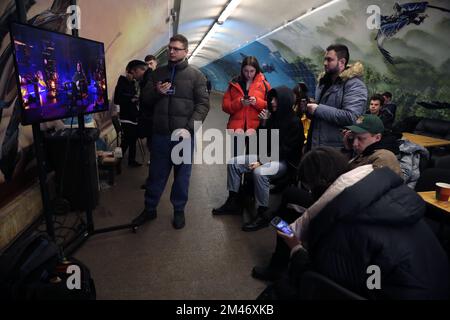 KIEV, UKRAINE - 17 DÉCEMBRE 2022 - les spectateurs regardent la finale de la sélection nationale pour le Concours International de la chanson Eurovision 2023, Kiev, capitale de l'Ukraine. Banque D'Images