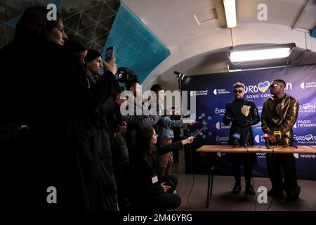 KIEV, UKRAINE - 17 DÉCEMBRE 2022 - des membres de la bande TVORCHI prennent la parole lors de la conférence de presse des gagnants de la sélection nationale pour le Concours international de la chanson Eurovision 2023, Kiev, capitale de l'Ukraine. Banque D'Images