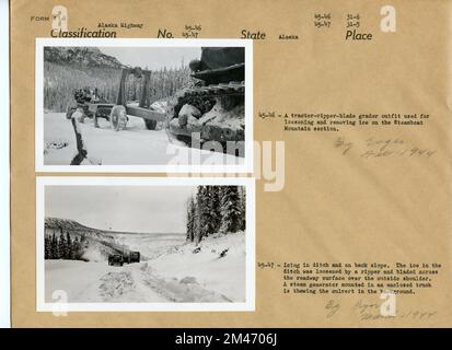 Équipement d'élimination de la glace. Légende originale: 45-46: Un ensemble tracteur-ripper-niveleuse à lame utilisé pour desserrer et enlever la glace sur la section Steamboat Mountain. Photo de Eager, février 1944. Légende originale: 45-47: Givrage dans le fossé et sur la pente arrière. La glace dans le fossé a été desserrée par un ripper et a été enlisée sur la surface de la chaussée au-dessus de l'épaule extérieure. Un générateur de vapeur monté dans un camion envlosé dégèle le ponceau en arrière-plan. Photo de Pryor, mars 1944. État: Alaska. Banque D'Images