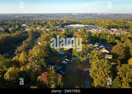 Vue aérienne des maisons américaines classiques dans le quartier résidentiel de Caroline du Sud. De nouvelles maisons familiales comme exemple de développement immobilier dans les banlieues des États-Unis Banque D'Images