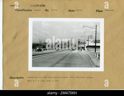 1st Avenue, Birmingham. Légende originale : vue vers l'ouest depuis 26th Street le long de 1st Avenue, Nord, Birmingham, Alabama. Photo de T. W. Kines, 3 avril 1951. État: Alabama. Lieu: Birmingham. Banque D'Images