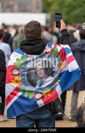 Une grande foule se mêle à Hyde Park en regardant la diffusion en direct des funérailles sa Majesté la reine Elizabeth II qui se déroule à l'abbaye de Westminster, sur gi Banque D'Images