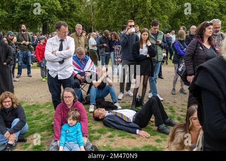 Une grande foule se mêle à Hyde Park en regardant la diffusion en direct des funérailles sa Majesté la reine Elizabeth II qui se déroule à l'abbaye de Westminster, sur gi Banque D'Images