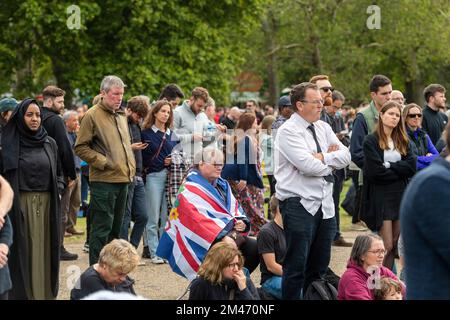 Une grande foule se mêle à Hyde Park en regardant la diffusion en direct des funérailles sa Majesté la reine Elizabeth II qui se déroule à l'abbaye de Westminster, sur gi Banque D'Images