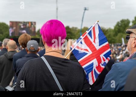 Une grande foule se mêle à Hyde Park en regardant la diffusion en direct des funérailles sa Majesté la reine Elizabeth II qui se déroule à l'abbaye de Westminster, sur gi Banque D'Images