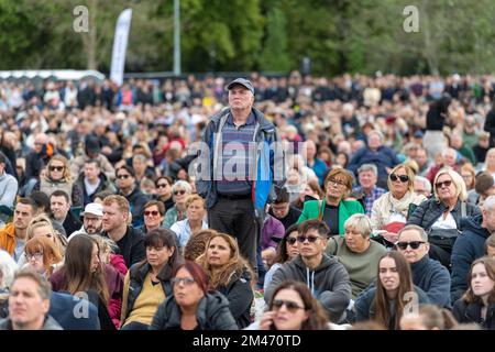 Une grande foule se mêle à Hyde Park en regardant la diffusion en direct des funérailles sa Majesté la reine Elizabeth II qui se déroule à l'abbaye de Westminster, sur gi Banque D'Images