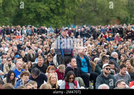 Une grande foule se mêle à Hyde Park en regardant la diffusion en direct des funérailles sa Majesté la reine Elizabeth II qui se déroule à l'abbaye de Westminster, sur gi Banque D'Images