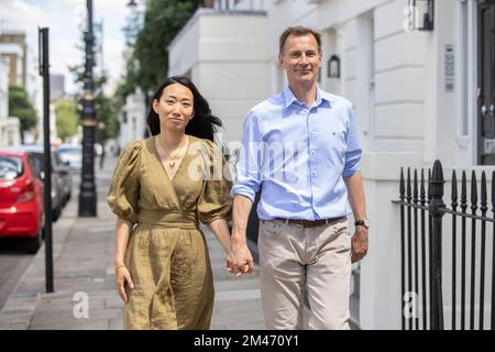 Jeremy Hunt, député conservateur et chancelier de l'Échiquier, avec sa femme née en Chine, Lucia Guo, Londres, Angleterre, Royaume-Uni Banque D'Images