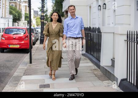 Jeremy Hunt, député conservateur et chancelier de l'Échiquier, avec sa femme née en Chine, Lucia Guo, Londres, Angleterre, Royaume-Uni Banque D'Images