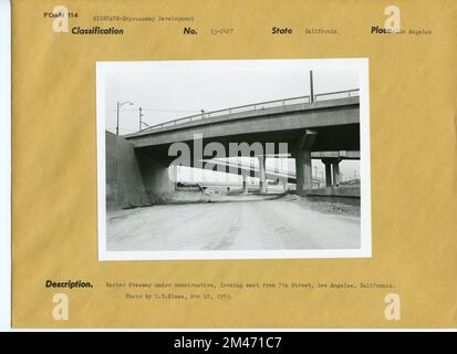 Harbour Freeway. Légende originale : Harbour Freeway en construction, vue à l'est de 7th Street, Los Angeles, Californie. Photo de T. W. Kines, 10 novembre 1953. État: Californie. Lieu: Los Angeles . Banque D'Images