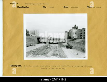 Harbour Freeway. Légende originale : Harbour Freeway en construction, vue à l'est de 7th Street, Los Angeles, Californie. Photo de T. W. Kines, 10 novembre 1953. État: Californie. Lieu: Los Angeles . Banque D'Images