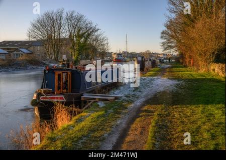 Bateaux étroits sur la branche Glasson du canal de Lancaster près du quai Glasson Banque D'Images