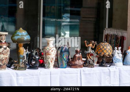 Antiquités exposées devant un magasin d'antiquités dans le centre de Budapest (District 5) Hongrie Banque D'Images