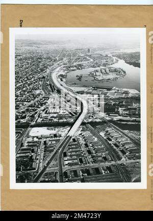 Autoroute Eastshore. Légende originale : vue aérienne d'Eastshore Freeway en direction du sud-est depuis 5th Avenue Overhead. Fév 1950. État: Californie. Lieu: Oakland. Banque D'Images