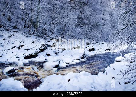 Rivière Findhorn Moray Écosse la rivière après une lourde chute de neige en hiver Banque D'Images