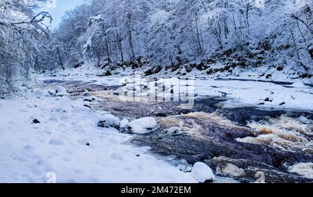 Rivière Findhorn Moray Écosse la rivière après une lourde chute de neige Banque D'Images