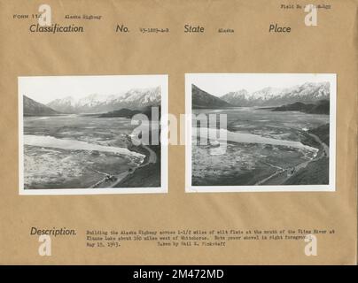 Construction de la route de l'Alaska à travers les flats de limon au lac Kluane. Légende originale : construire la route de l'Alaska sur 1 1/2 milles d'appartements de limon à l'embouchure de la rivière Slims, au lac Kluane, à environ 160 milles à l'ouest de Whitehorse. Le matériau d'une grande coupe le long de la rive du lac Kluane est utilisé pour construire un remblai à travers les méplats. Noter la pelle électrique au premier plan droit. Prise par Gail K. Pinkstaff. État: Alaska. Banque D'Images