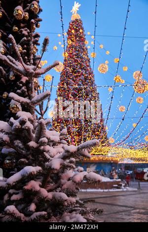 Arbre de Noël festif avec guirlandes de l'année 2022 et cathédrale Sainte-Sophie à Kiev, Ukraine. Banque D'Images