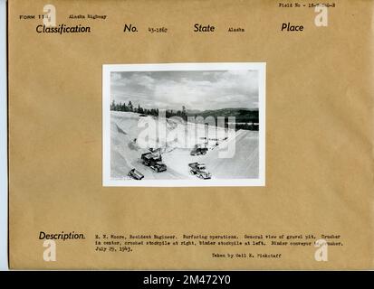 Opérations de surfaçage. Légende originale: E. N. Moore, Ingénieur résident. Opérations de gestion des surfaces. Vue générale de la fosse de gravier. Concasseur au centre, tas broyé à droite, tas de liant à gauche. Convoyeur de liant à concasseur. Prise par Gail K. Pinkstaff, 29 juillet 1943. État: Alaska. Banque D'Images
