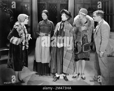 LAURA LA PLANTE MARTHA MATTOX FLORA FINCH GERTRUDE ASTOR et CREIGHTON HALE dans LE CAT ET LE CANARY 1927 réalisateur PAUL LENI scène jouer John Willard direction artistique Charles D. Hall producteur superviseur Paul Kohner présentateur Carl Laemmle Universal Pictures Banque D'Images