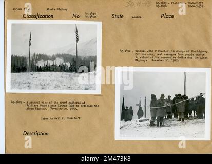 Autoroute Alcan. Légende originale: 43-1489: Une vue générale de la foule rassemblée au Sommet des soldats près du lac Kluane pour dédier la route Alcan. Prise par Gail K. Pinkstaff, 20 novembre 1942. Légende originale: 43-1490: Le colonel John W. Wheeler, en charge de la route pour l'armée, a lu les messages de personnes incapables d'assister aux cérémonies de la route Alcan. 20 novembre 1942. État: Alaska. Banque D'Images