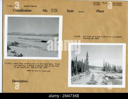 Lac Kluane. Légende originale: 43-1493: Camion de l'armée coincé dans la glace du lac Kluane. Le camion voyageait un détour le long du lac au moment où il a été abandonné. Prise par Gail K. Pinkstaff, 24 février 1943. Légende originale: 43-1494: Le début d'un détour autour d'un danger de glace 24 février 1943. État: Alaska. Banque D'Images