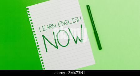 Affiche apprendre l'anglais maintenant. Concept Internet acquérir ou acquérir des connaissances et des compétences en anglais Banque D'Images