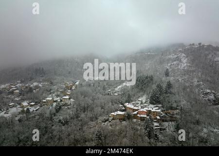 Chalets et maisons traditionnels isolés de montagne dans les montagnes d'hiver Banque D'Images