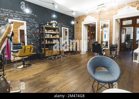 Salon de coiffure et esthéticienne élégant. Personne. Prise de vue en intérieur sur toute la longueur. Copier l'espace. Photo de haute qualité Banque D'Images