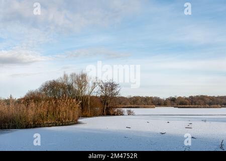 Vue de Frozen Fleet Pond dans le Hampshire, Angleterre, Royaume-Uni, en hiver pendant la phase froide en décembre 2022 Banque D'Images